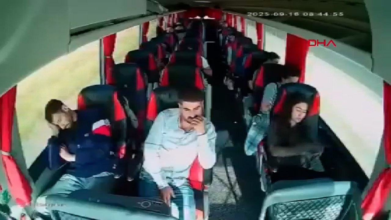 Yolcu otobüsünün tali yoldan çıkan kamyonete çarptığı kaza kamerada