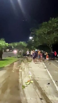 Motorista perde o controle de Porsche, atropela pedestre e colide contra árvore