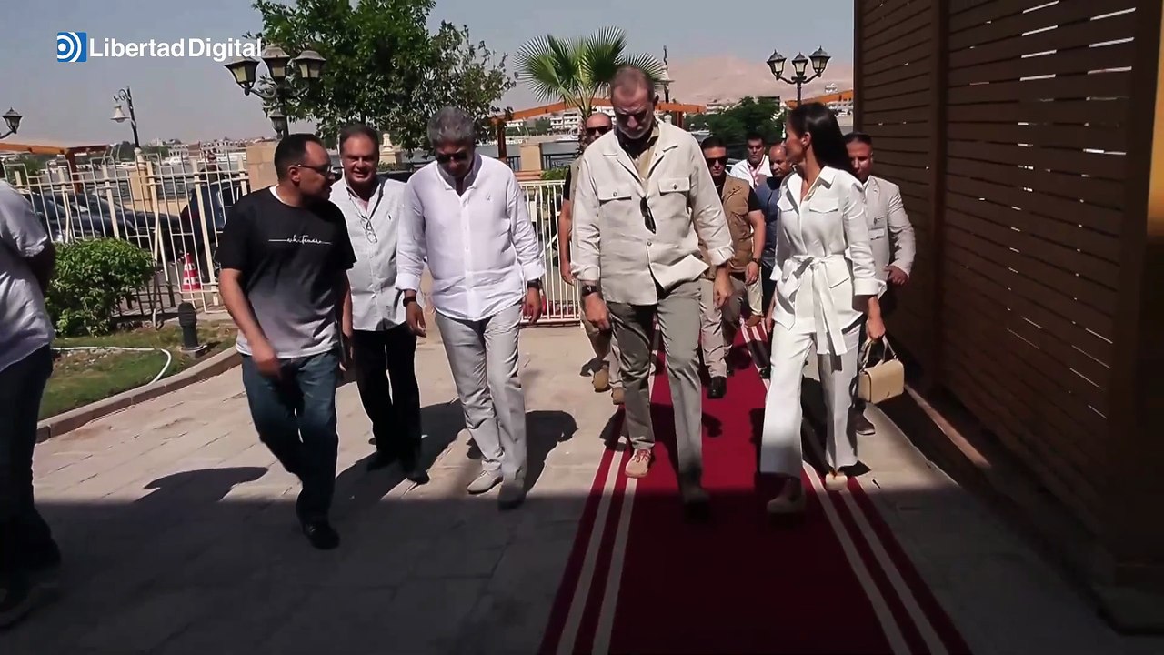 Los Reyes visitan el Museo de Luxor en Egipto en su primer viaje