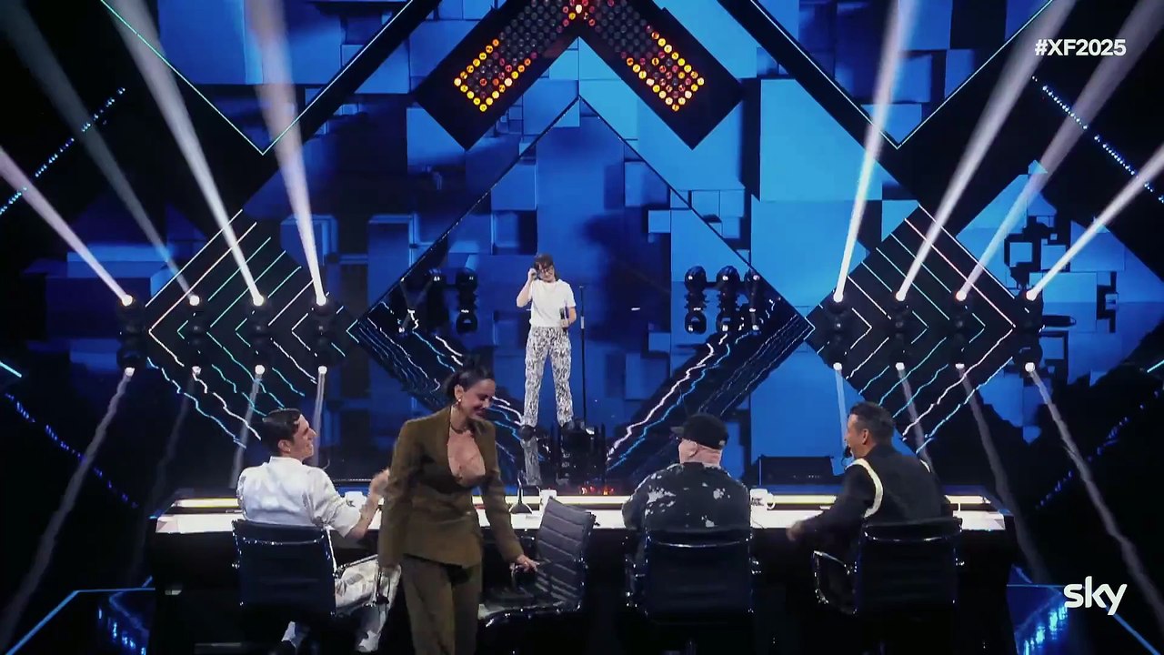 "X Factor 2025", Sofia e la sua inseparabile spazzola: «Se non pettino la frangia, non canto bene»