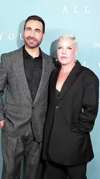 🌟 @pink fait son grand retour ! La superstar américaine a fait une apparition remarquée à New York pour l’avant-première de la série All of You d’Apple TV, organisée au Whitby Hotel. 🎤 Connue pour ne jamais cacher ce qu’elle ressent, elle a lâché un «c