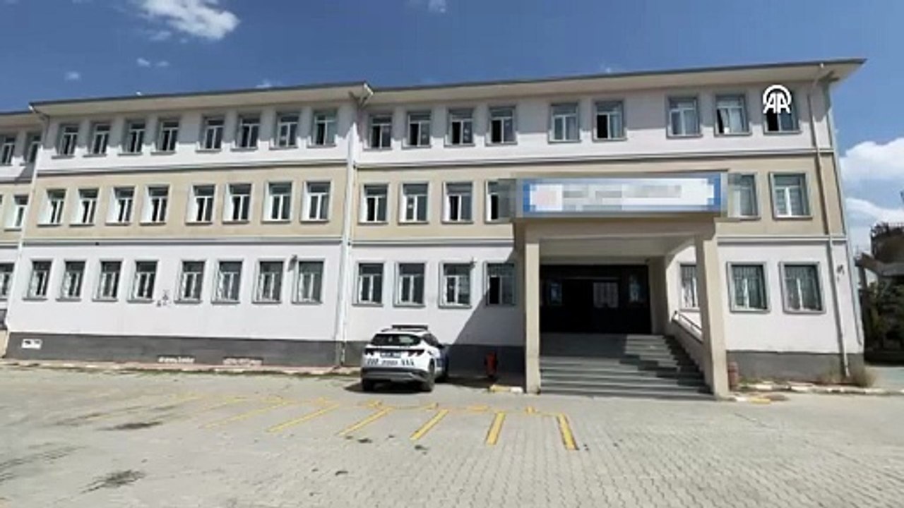 Van'da bir şüpheli okulda 2 öğretmeni bıçakla yaraladı
