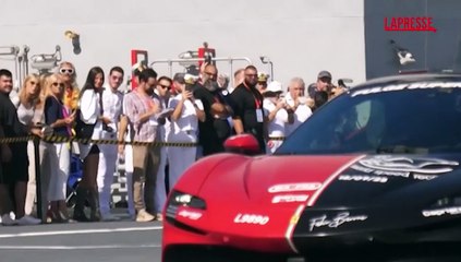 Auto, record mondiale di velocit? con una Ferrari a bordo di Nave Trieste