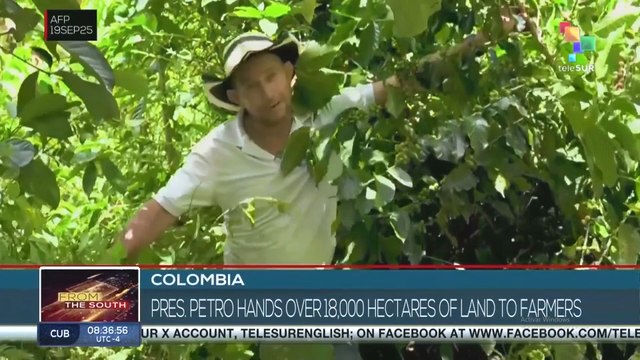 Colombia, president Petro distributes land to farmers