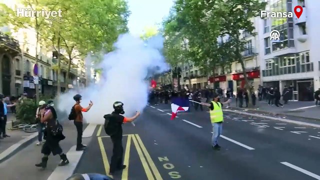 Fransa'da iktidarın bütçe politikalarına karşı protesto gösterisine polis müdahalesi