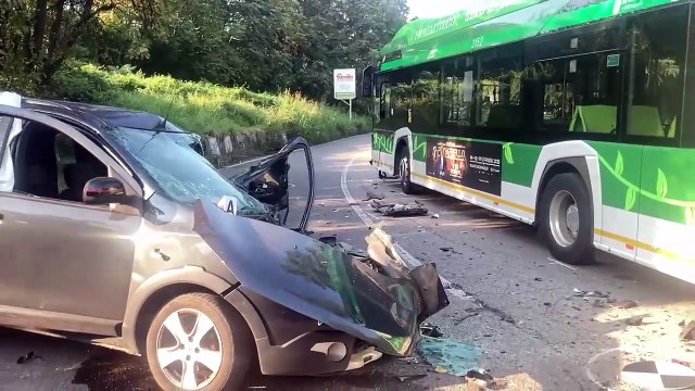 Incidente a San Donato Milanese, auto si scontra con un bus
