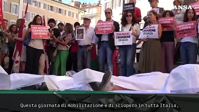 Sciopero per Gaza, la Cgil a Montecitorio con il lutto e barche di carta: Basta genocidio