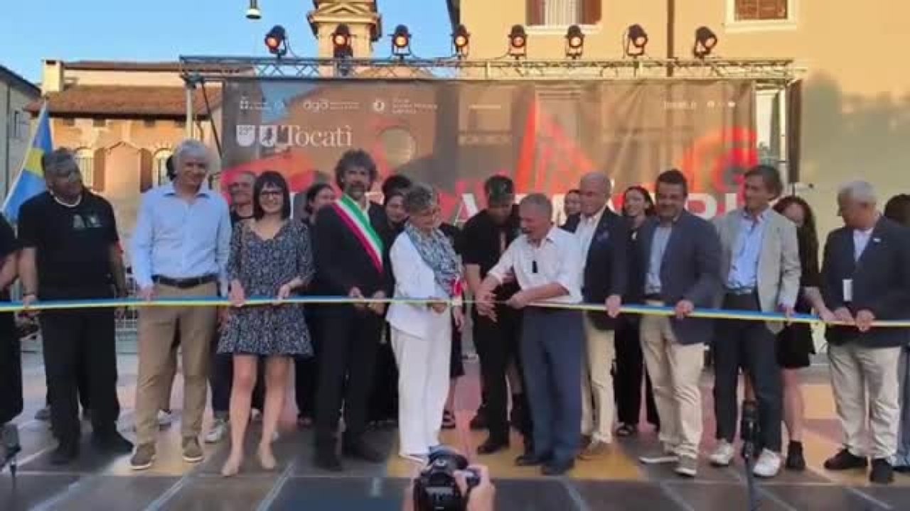 Verona, i Maori inaugurano il festival dei giochi di strada: haka e «'O sole mio», il video