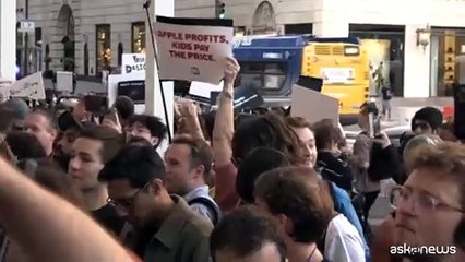 Arriva l'iPhone 17, Tim Cook accoglie i clienti a New York