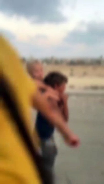 Gaza, immagini strazianti: il video del piccolo in lacrime che porta sulle spalle la sorellina diventa simbolo dell’esodo