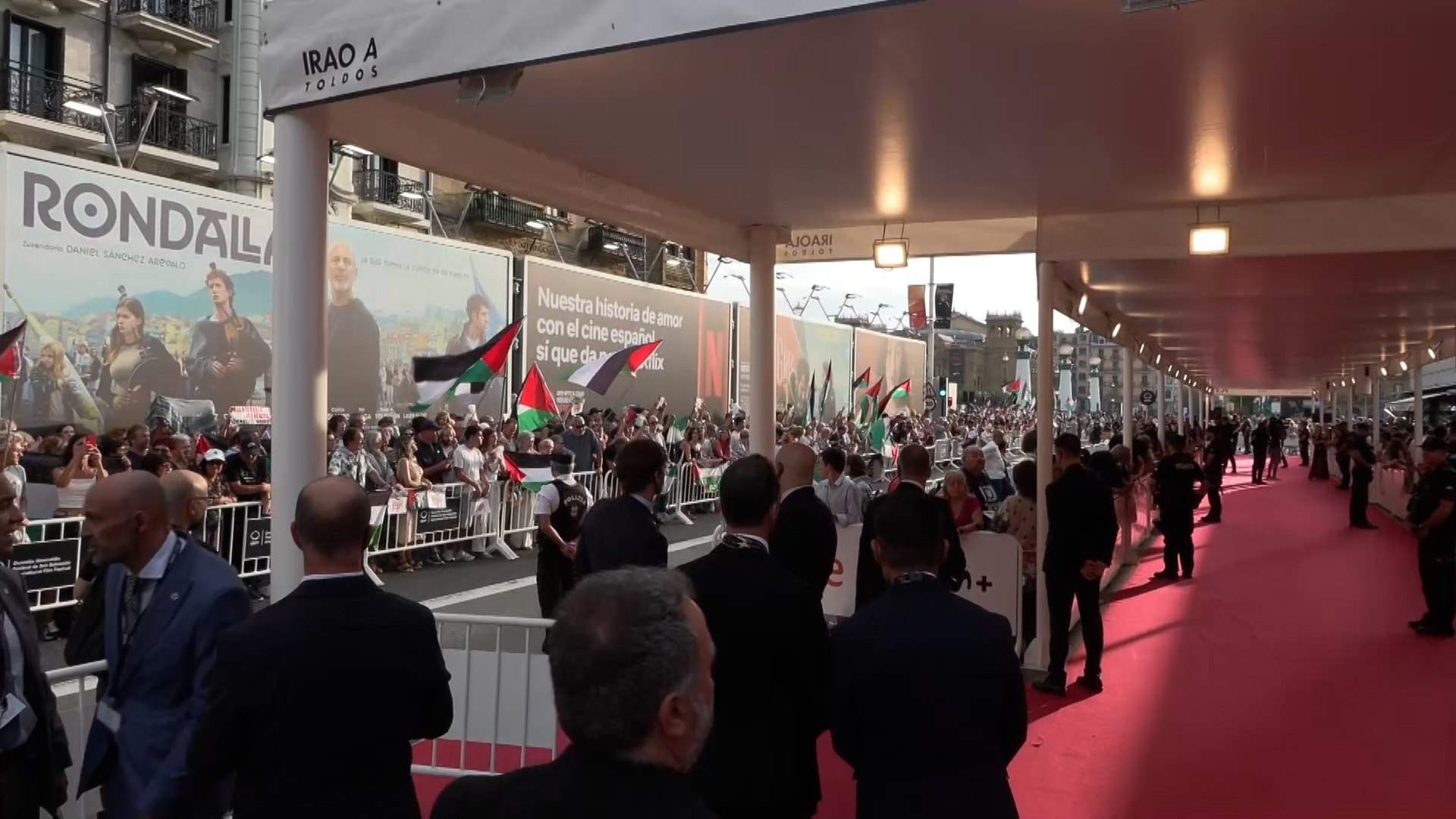 Unas 200 personas se concentran en apoyo a Gaza a las puertas del Festival de San Sebastián