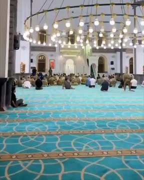 Halid bin Velid Camii’nde omuz omuza saf tuttular! Suriye ordusu namaza durdu
