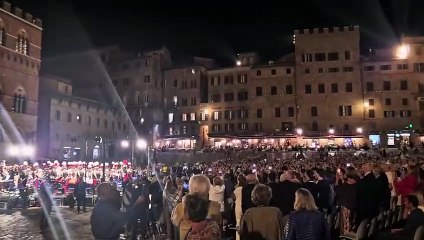 Siena, tanta gente in piazza del Campo per il concerto della banda dei carabinieri