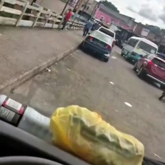 ¡Vergonzoso! Graban a conductor de bus 'rapidito' orinando desde puente Soberanía