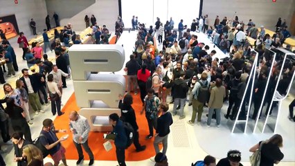 Tim Cook se da un baño de masas en Nueva York en el primer día de ventas de los iPhone 17