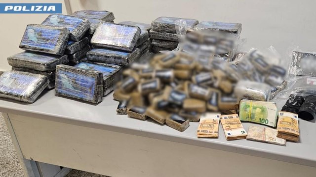 Un box condominiale e due auto come base per lo spaccio di droga, arrestato un trentenne