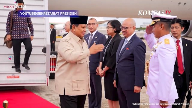 Aksi Didit Hediprasetyo Payungi Presiden Prabowo Tiba di Osaka, Jepang