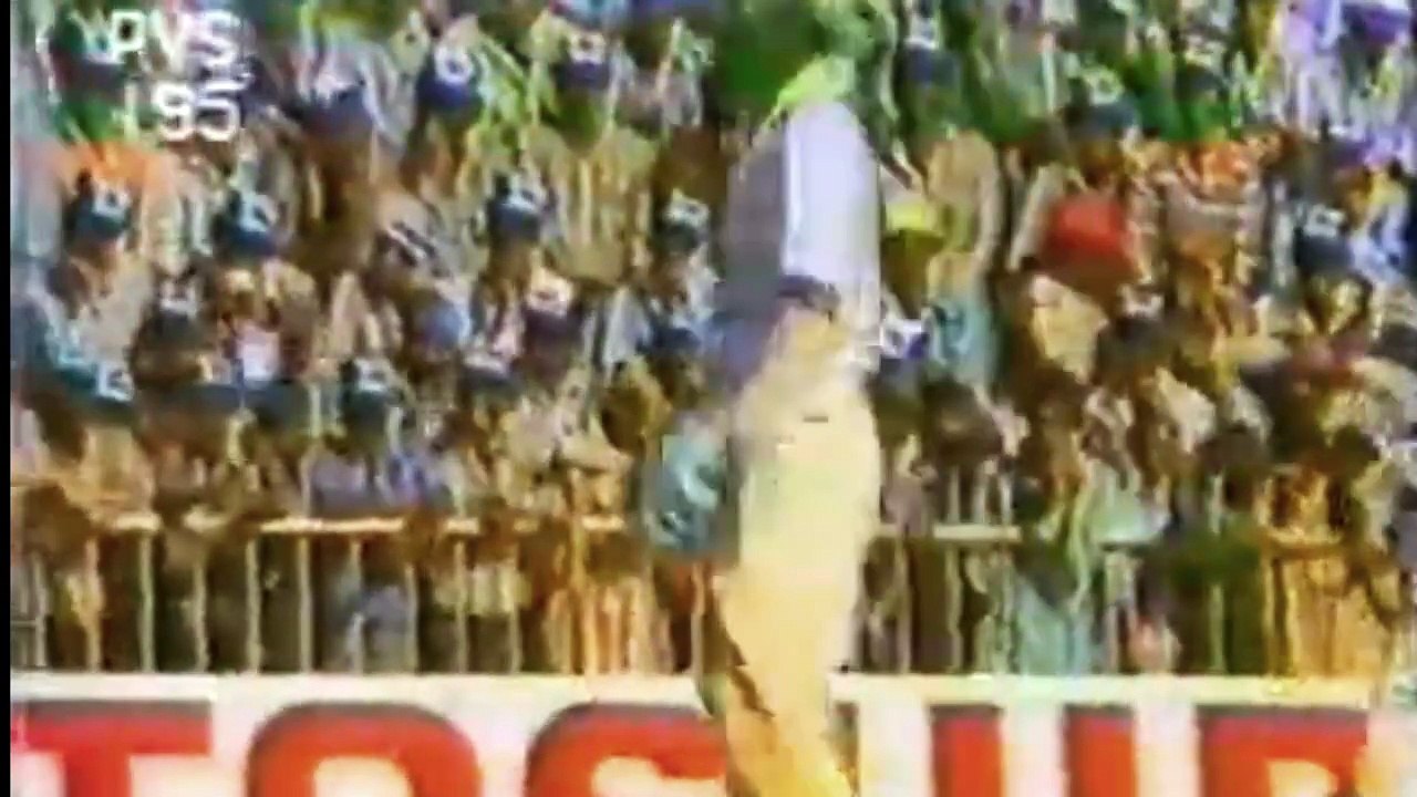 Sunil Gavaskar 63 off 105 Balls 3 Fours vs Pakistan 2nd Match at Sharjah, Nov 17 1985  Rothmans Sharjah Cup