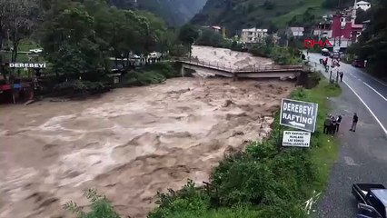 Rize'de sel köprü yıktı, yollar kapandı