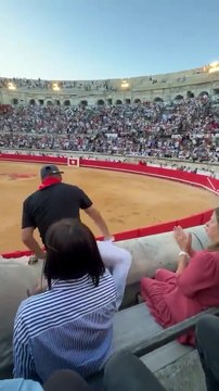 L'influenceur Jeremstar interpellé hier soir et traîné au sol en dehors des arènes de Nîmes après être intervenu contre les corridas : Cette tradition ignoble doit être abolie