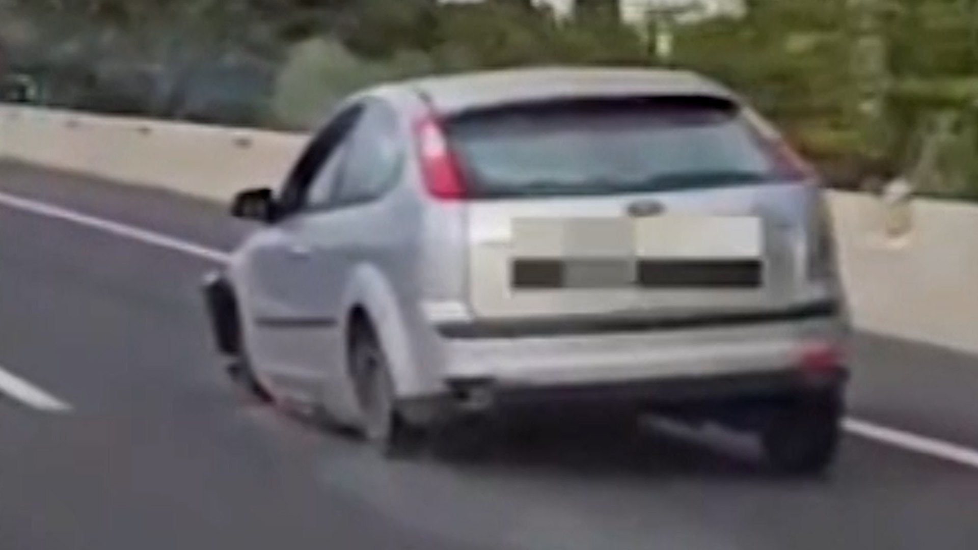 La Guardia Civil intercept� el pasado domingo a una conductora que circulaba por Mallorca bajo los efectos del alcohol por la carretera Ma-13, en sentido Alc�dia, sin las dos ruedas del lado izquierdo despu�s de sufrir un revent�n y que lleg� a recorrer aproximadamente 14 kil�metros en estas condiciones.

En un comunicado este s�bado, el instituto armado ha detallado que la persona que conduc�a el veh�culo est� siendo investigada por los delitos contra la seguridad vial y por conducci�n temeraria.