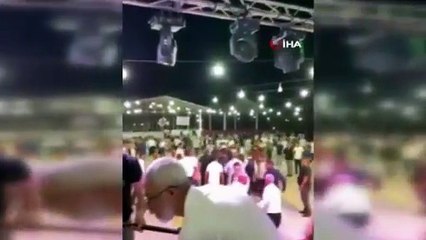 Alkollü Şahıs Sahnede Soliste Saldırdı!