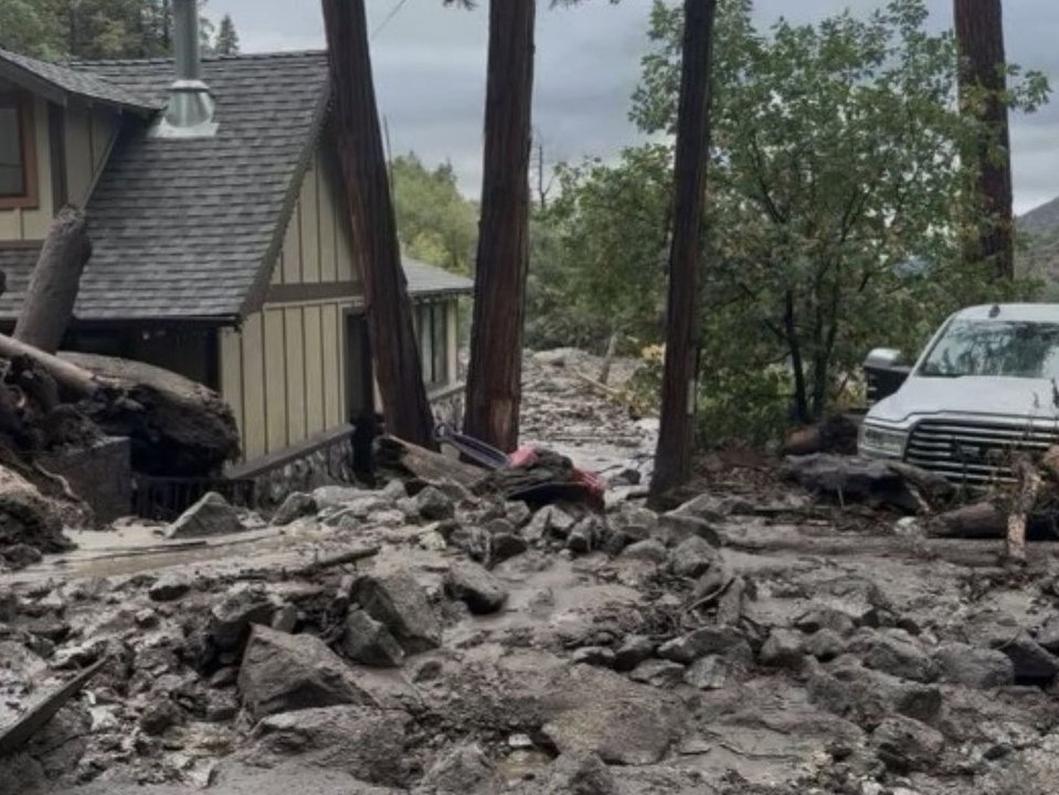 Kalifornien: schlammlawine schließt pick-up und fahrer ein