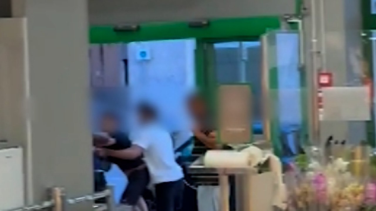 Brescia, vigilantes del supermercato preso a pugni e calci in faccia dai ragazzini che ha allontanato