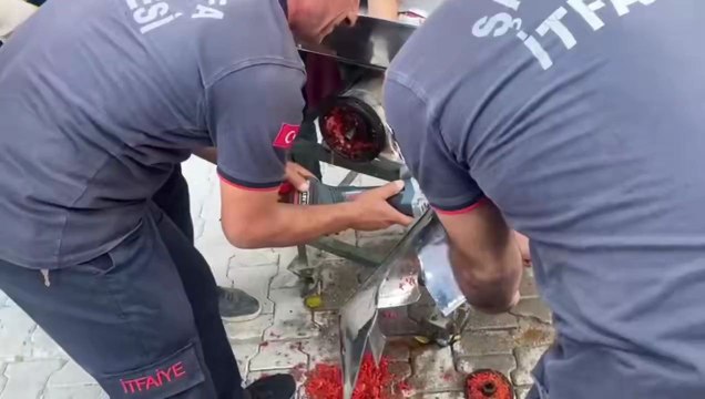 Şanlıurfa’nın Eyyübiye ilçesinde 16 yaşındaki bir genç kızın eli salça makinesine sıkıştı.