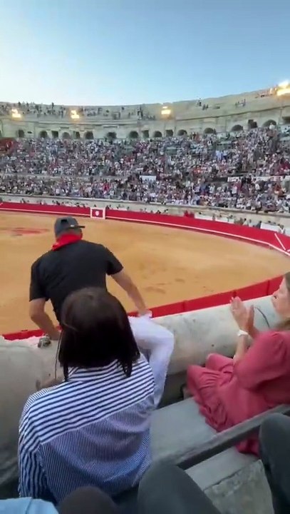 Jeremstar envahit les Arènes de Nimes pour dénoncer la corrida