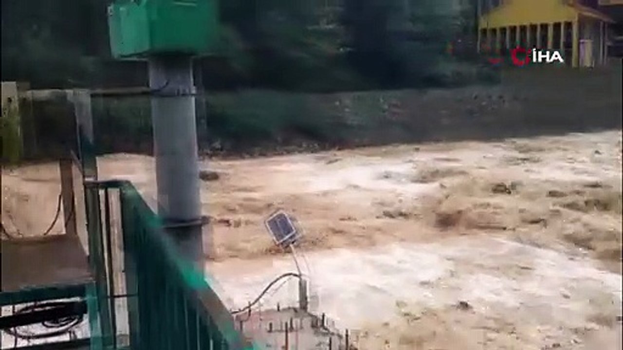 Rize-Erzurum karayolu İkizdere santral mevkiinde dere taşkını nedeniyle ulaşıma kapandı