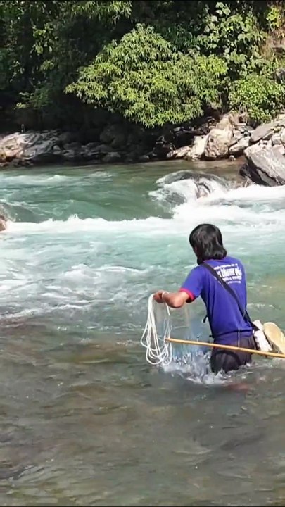 cast net fishing in Nepal | himalayan trout fishing with handmade cast net |