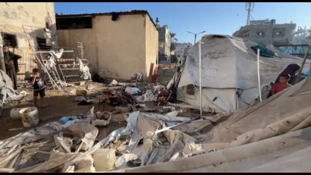 Attacchi su Gaza City, colpita un'area con le tende per gli sfollati