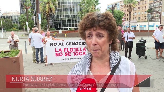 Sanitarios españoles homenajean a compañeros en Gaza con batas blancas y manos pintadas de rojo