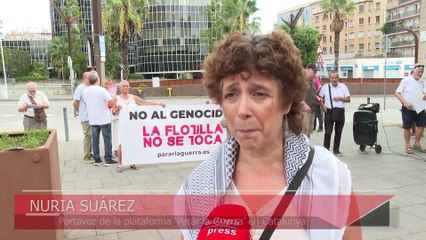Sanitarios españoles homenajean a compañeros en Gaza con batas blancas y manos pintadas de rojo