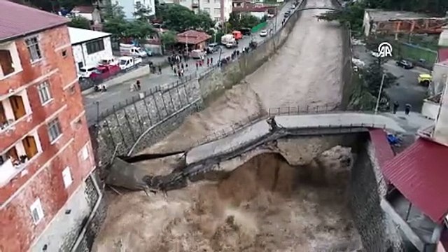 Karadeniz'de sel ve heyelan: Tarihi köprü ve yol çöktü!