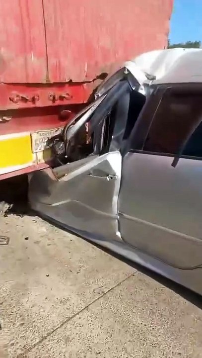 ​Auto queda incrustado en la parte trasera de un camión