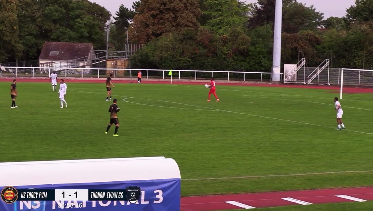 Le gardien de Thonon Evian marque après un dégagement depuis sa propre surface - Foot - National 3