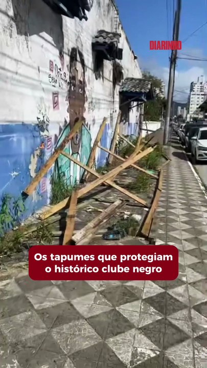 Tapumes que protegem prédio histórico são retirados na surdina