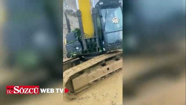 Çamlıhemşin'de iş makinesi heyelandan son anda kurtuldu
