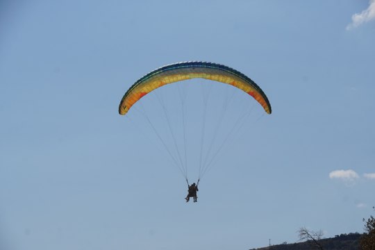Uçmakdere yamaç paraşütü tutkunlarını gökyüzüyle buluşturuyor!