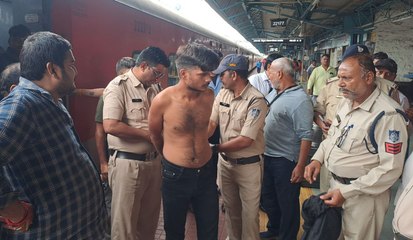 महानगरी एक्सप्रेस के एसी कोच में वारदात, यात्रियों ने एक युवक पकड़कर पीटा