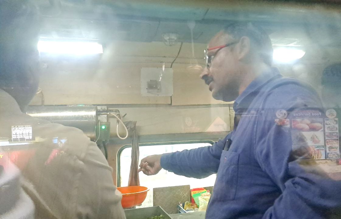 खंडवा स्टेशन पर डीआरएम का औचक निरीक्षण