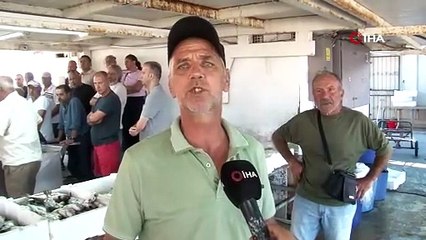 Gece avlanan balıklar, sabah mezatta alıcıyla buluşuyor