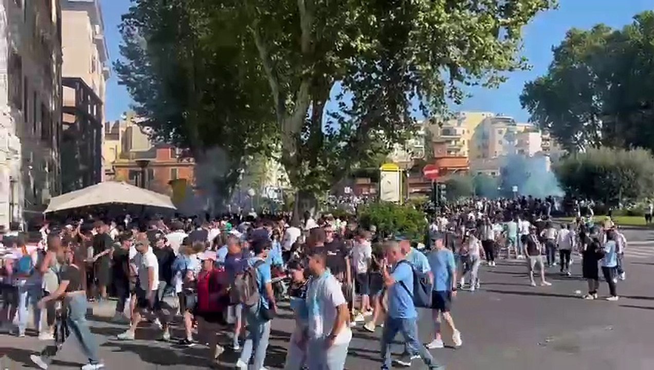 Lazio-Roma, Ponte Milvio inizia a colorarsi di biancoceleste