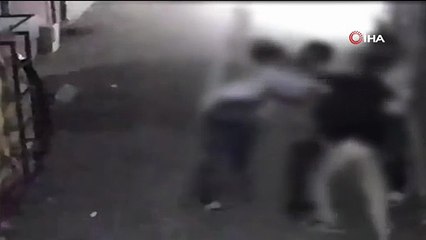 Yumruklanan genç bayıldı! Korku dolu anlar kamerada