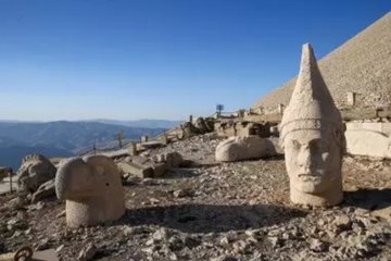 BÜTÜN GÖRKEMİYLE SİZİ ÇAĞIRIYOR