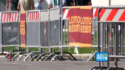 Derby della Capitale, i tifosi della Roma affiggono striscioni: «Lotito resisti»