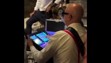 Tiziano Ferro e Jovanotti cantano al matrimonio del loro assistente: la festa a Cortona