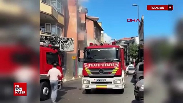 İstanbul'da 2 katlı binanın çatısında çıkan yangın bitişikteki binaya sıçradı